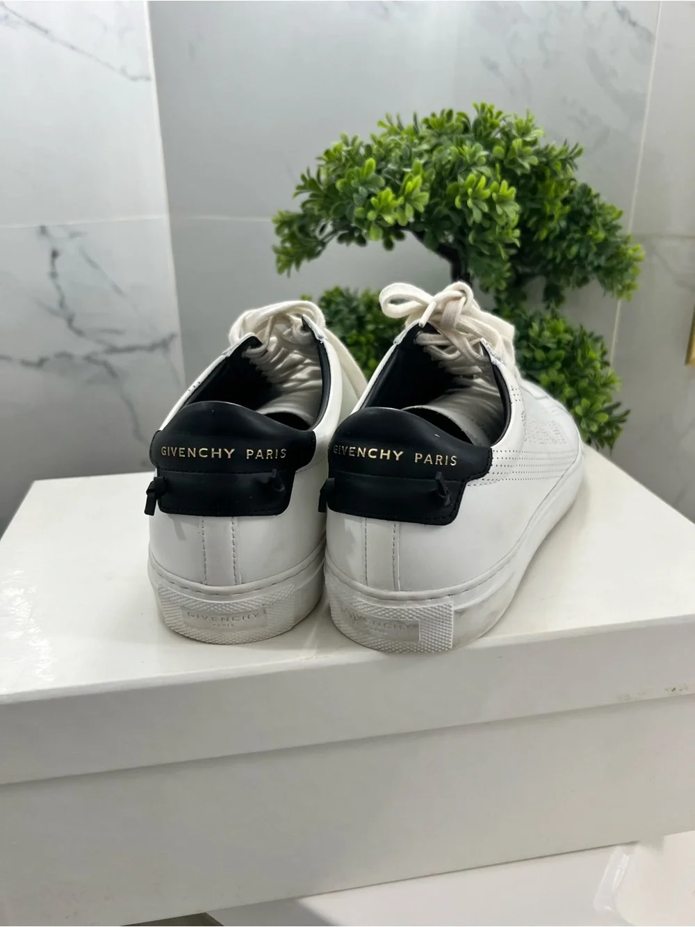 Givenchy tab sneakers logo